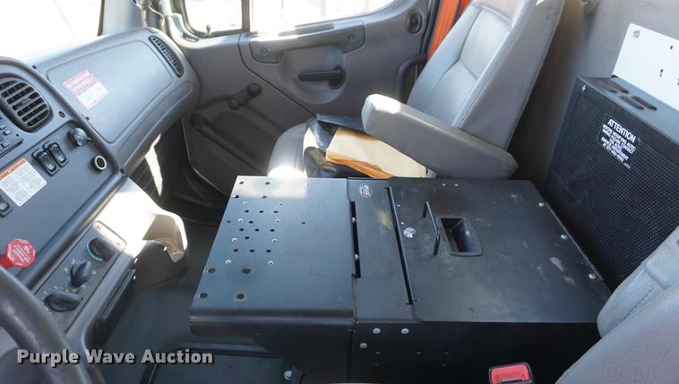 image for item DF1968 2010 Freightliner Business Class M2 digger derrick truck