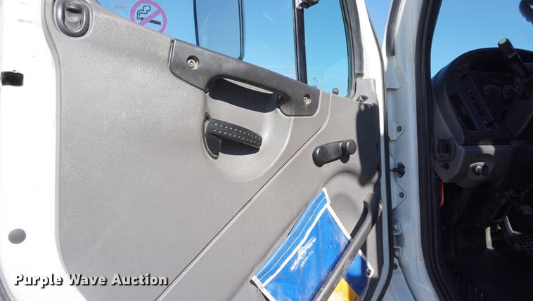 image for item DF1969 2010 Freightliner Business Class M2 bucket truck