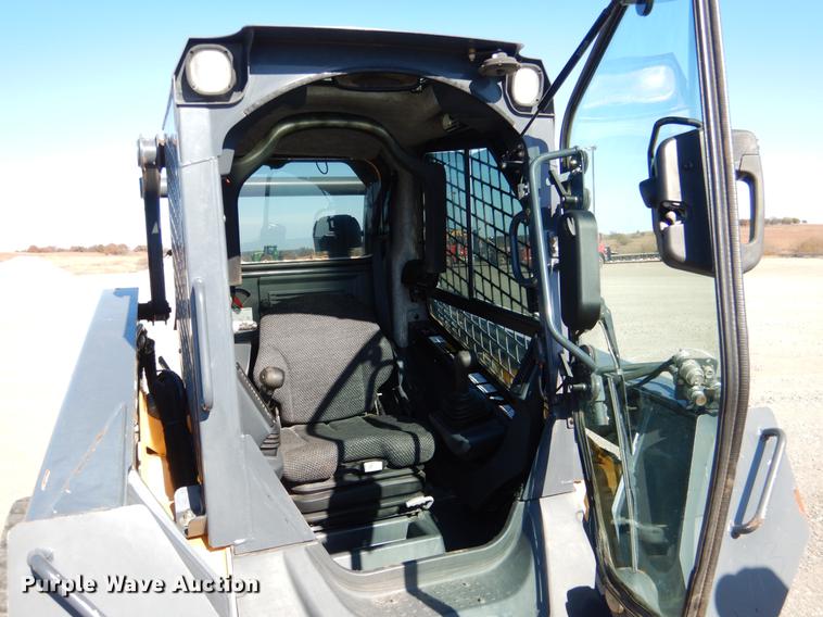 image for item DF2041 2012 John Deere 333D skid steer