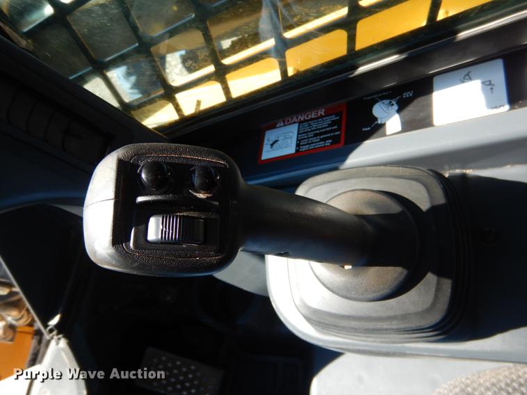 image for item DF2041 2012 John Deere 333D skid steer