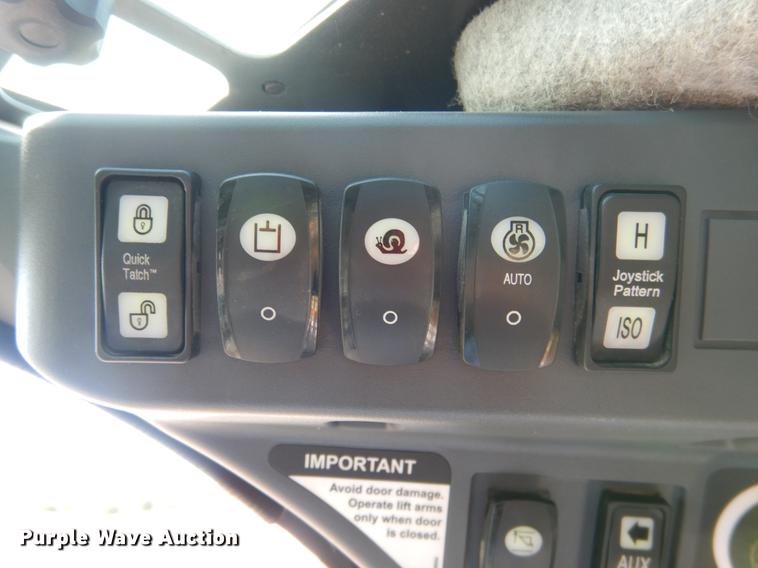 image for item DF2041 2012 John Deere 333D skid steer