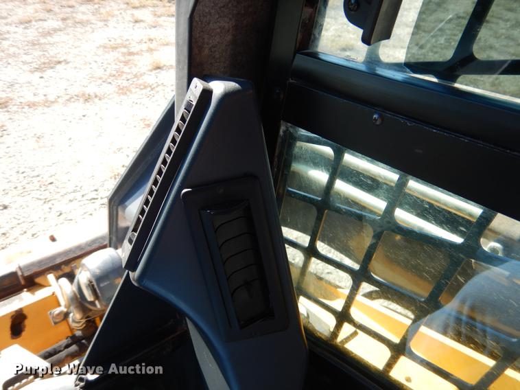 image for item DF2041 2012 John Deere 333D skid steer