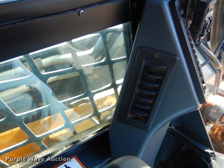 image for item DF2041 2012 John Deere 333D skid steer