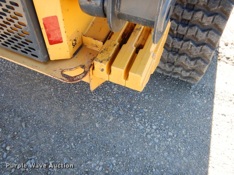 image for item DF2041 2012 John Deere 333D skid steer