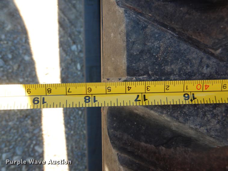 image for item DF2041 2012 John Deere 333D skid steer