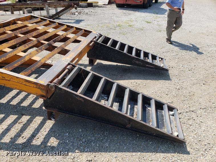 image for item DF2403 1987 equipment trailer