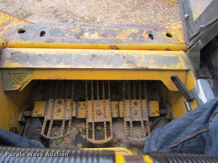 image for item DF3884 1988 Mustang 342 skid steer