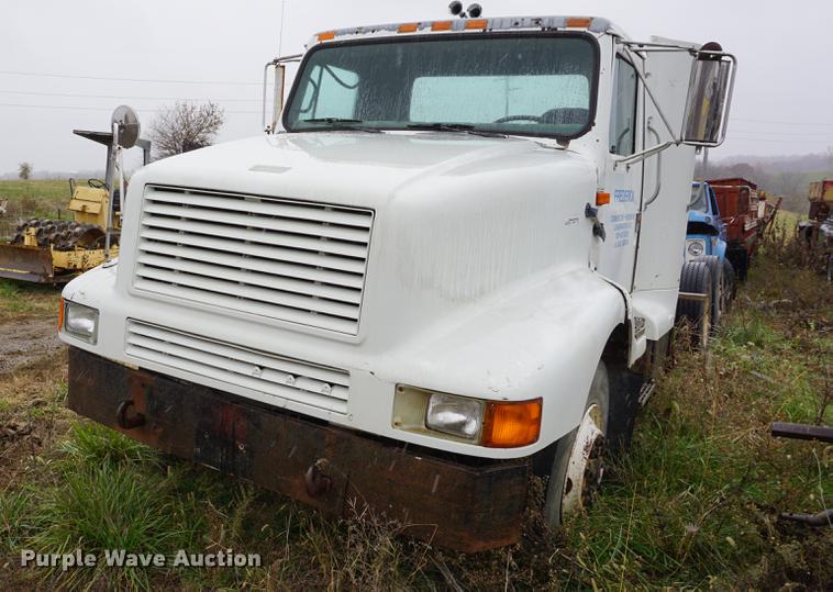 image for item DI9253 1991 International 8300 truck cab and chassis