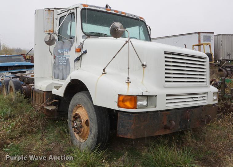 image for item DI9253 1991 International 8300 truck cab and chassis