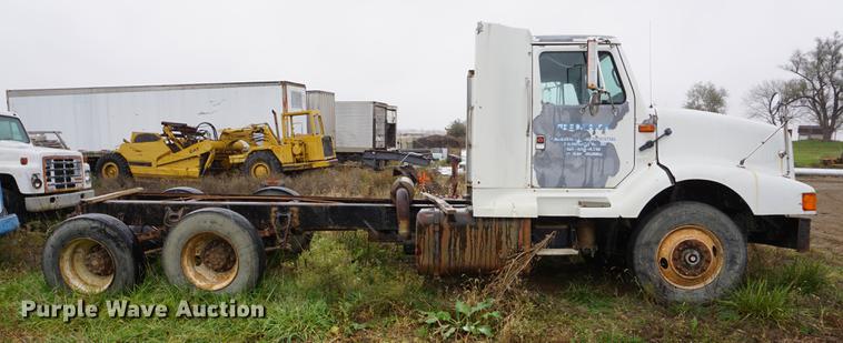 image for item DI9253 1991 International 8300 truck cab and chassis