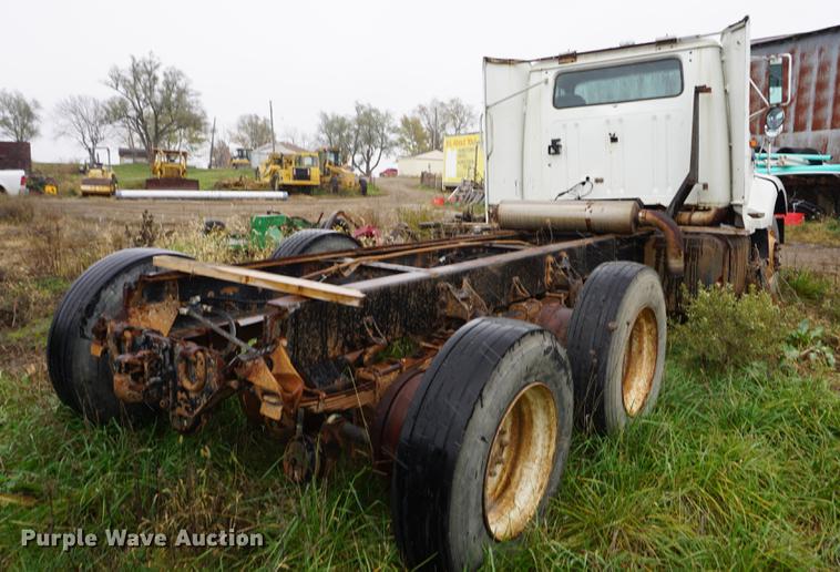 image for item DI9253 1991 International 8300 truck cab and chassis