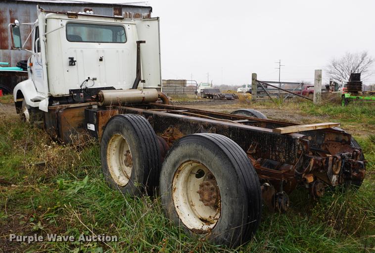 image for item DI9253 1991 International 8300 truck cab and chassis