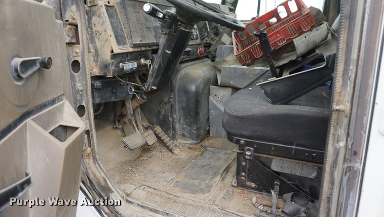 image for item DI9253 1991 International 8300 truck cab and chassis