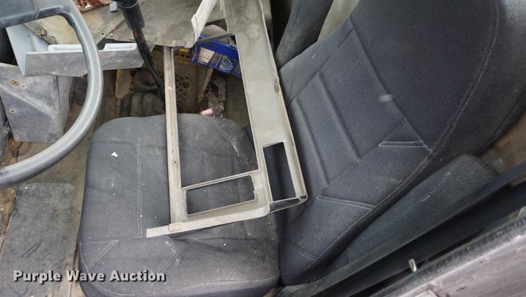 image for item DI9253 1991 International 8300 truck cab and chassis