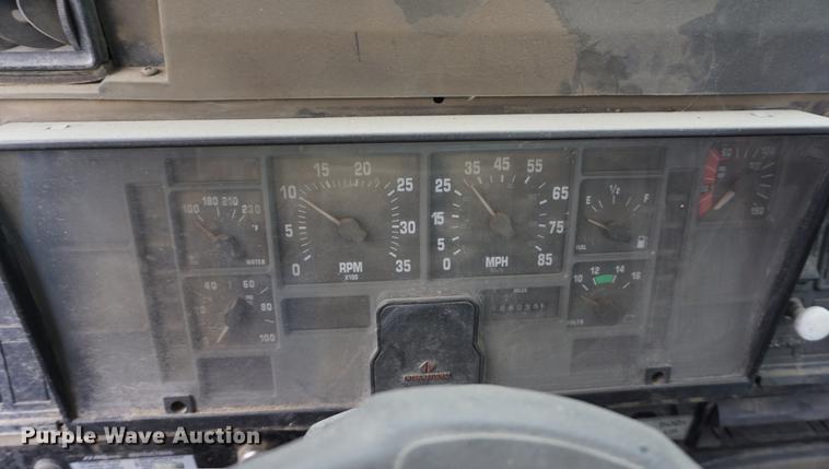 image for item DI9253 1991 International 8300 truck cab and chassis