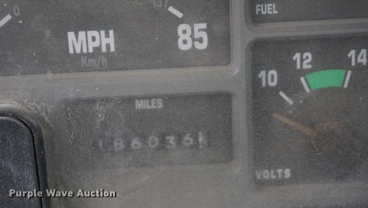 image for item DI9253 1991 International 8300 truck cab and chassis