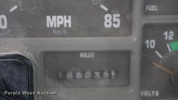 image for item DI9253 1991 International 8300 truck cab and chassis