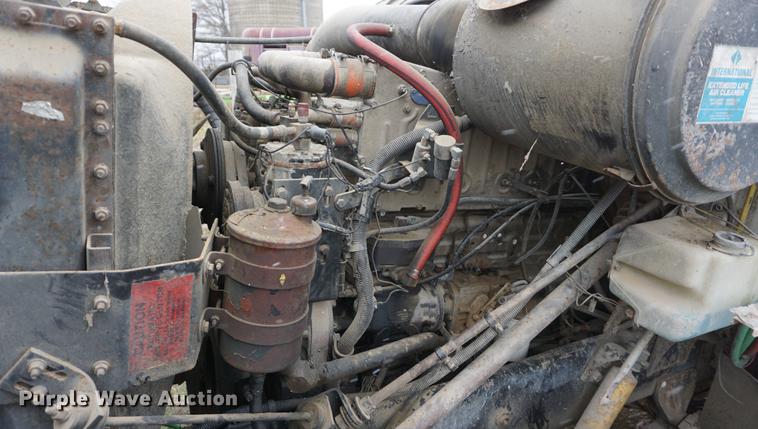 image for item DI9253 1991 International 8300 truck cab and chassis