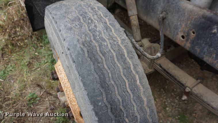 image for item DI9253 1991 International 8300 truck cab and chassis