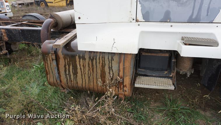 image for item DI9253 1991 International 8300 truck cab and chassis