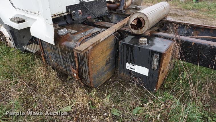 image for item DI9253 1991 International 8300 truck cab and chassis