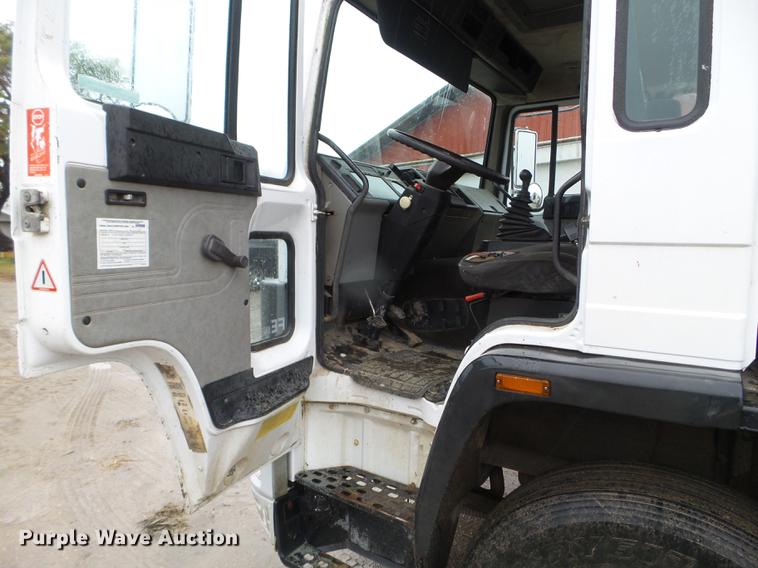 image for item DX9707 1993 Volvo FE box truck