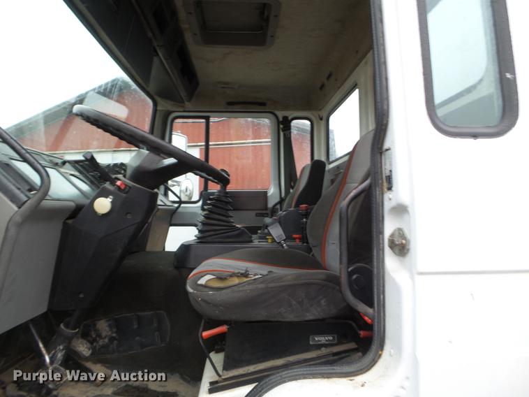 image for item DX9707 1993 Volvo FE box truck