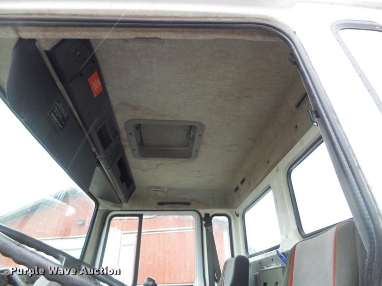 image for item DX9707 1993 Volvo FE box truck