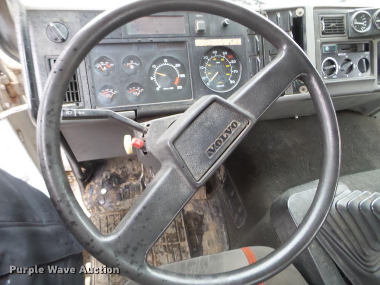 image for item DX9707 1993 Volvo FE box truck