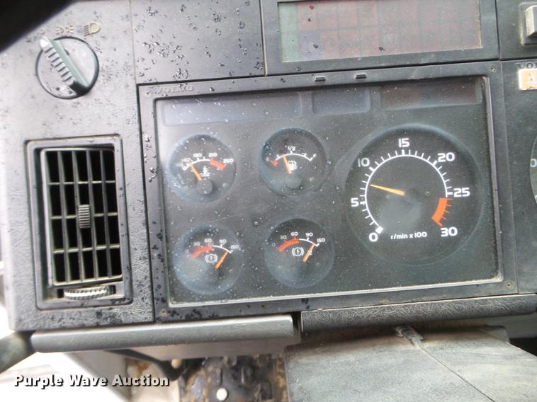 image for item DX9707 1993 Volvo FE box truck