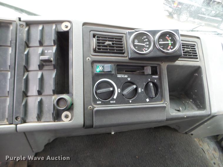 image for item DX9707 1993 Volvo FE box truck