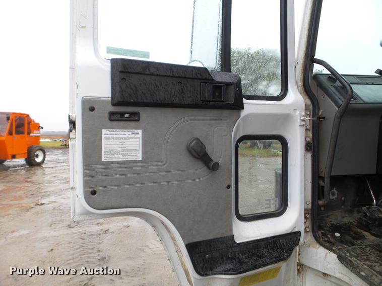 image for item DX9707 1993 Volvo FE box truck