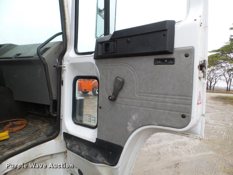 image for item DX9707 1993 Volvo FE box truck