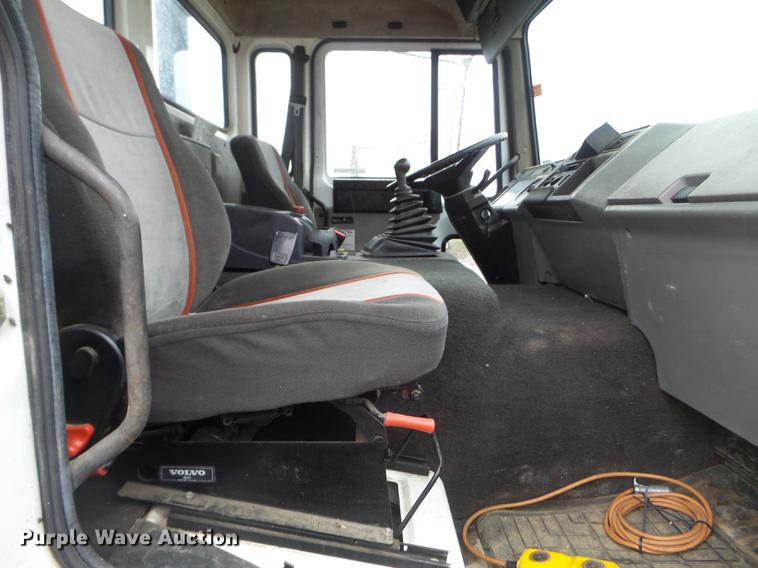 image for item DX9707 1993 Volvo FE box truck