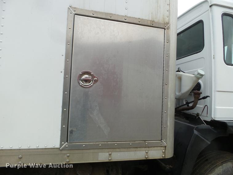 image for item DX9707 1993 Volvo FE box truck