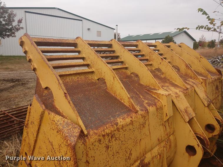 image for item EJ9719 Caterpillar 141"W loader bucket