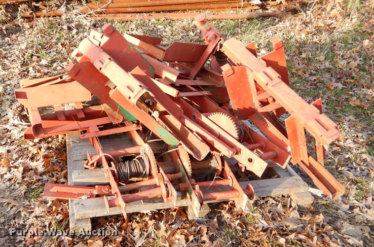 image for item EW9633 Approximately 130 pieces scaffolding