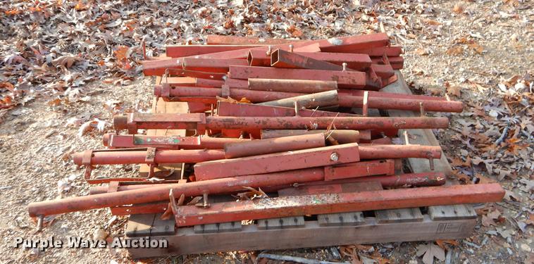 image for item EW9633 Approximately 130 pieces scaffolding