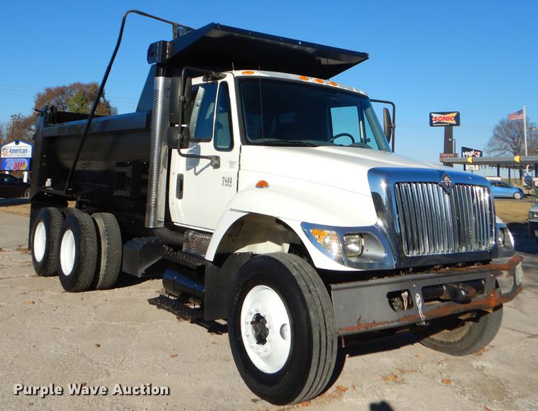 image for item EW9670 2004 International 7400 dump truck