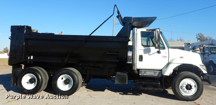 image for item EW9670 2004 International 7400 dump truck
