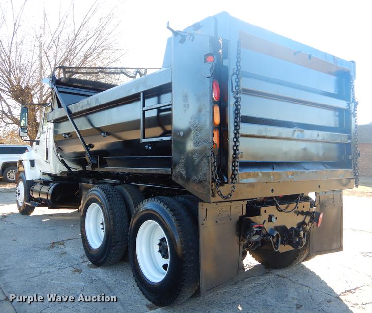 image for item EW9670 2004 International 7400 dump truck