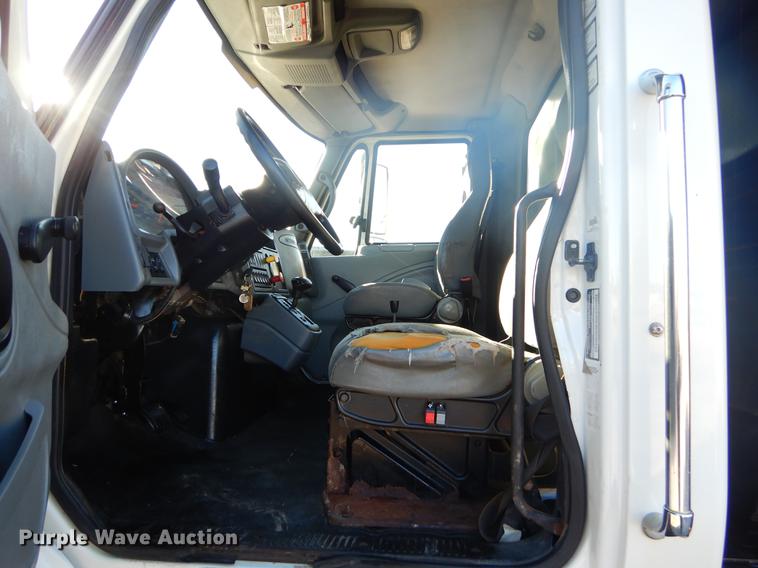 image for item EW9670 2004 International 7400 dump truck