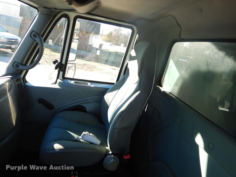 image for item EW9670 2004 International 7400 dump truck