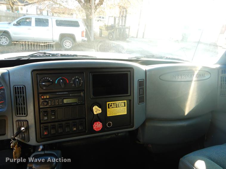 image for item EW9670 2004 International 7400 dump truck