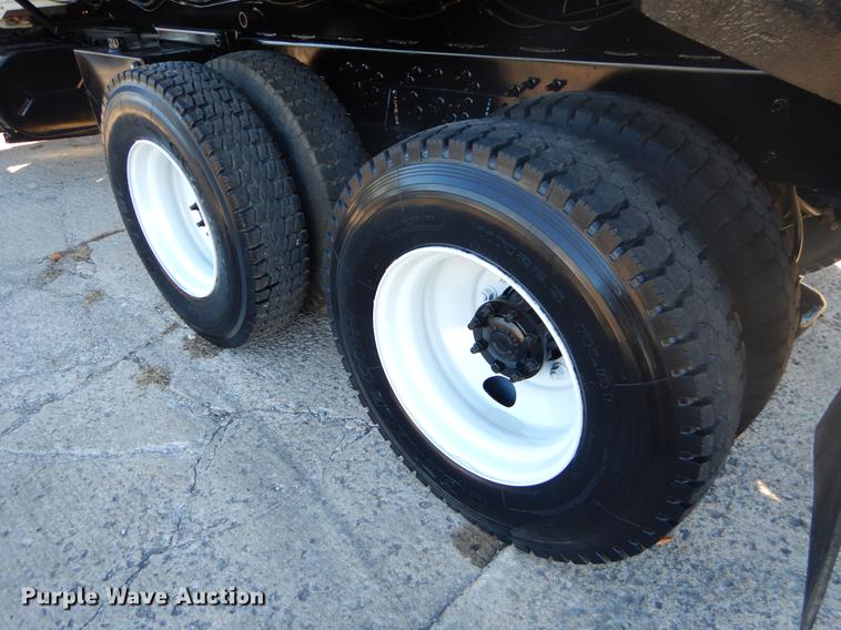 image for item EW9670 2004 International 7400 dump truck