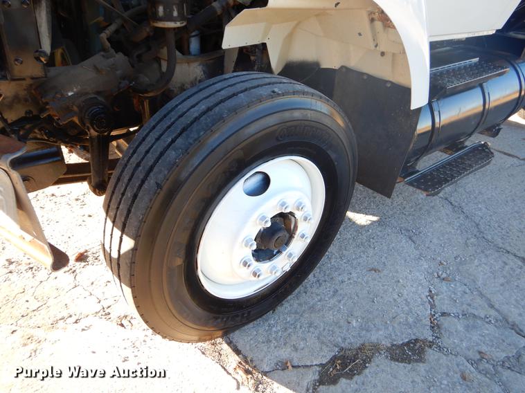 image for item EW9670 2004 International 7400 dump truck