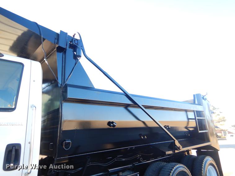 image for item EW9670 2004 International 7400 dump truck