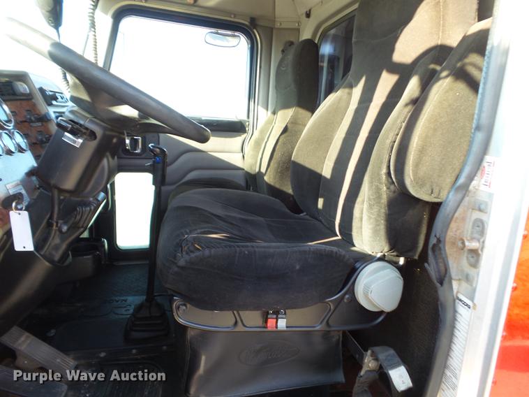 image for item L5727 2007 Peterbilt 335 dump truck