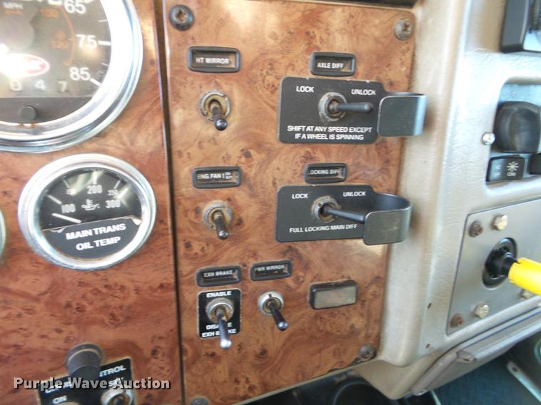 image for item L5727 2007 Peterbilt 335 dump truck