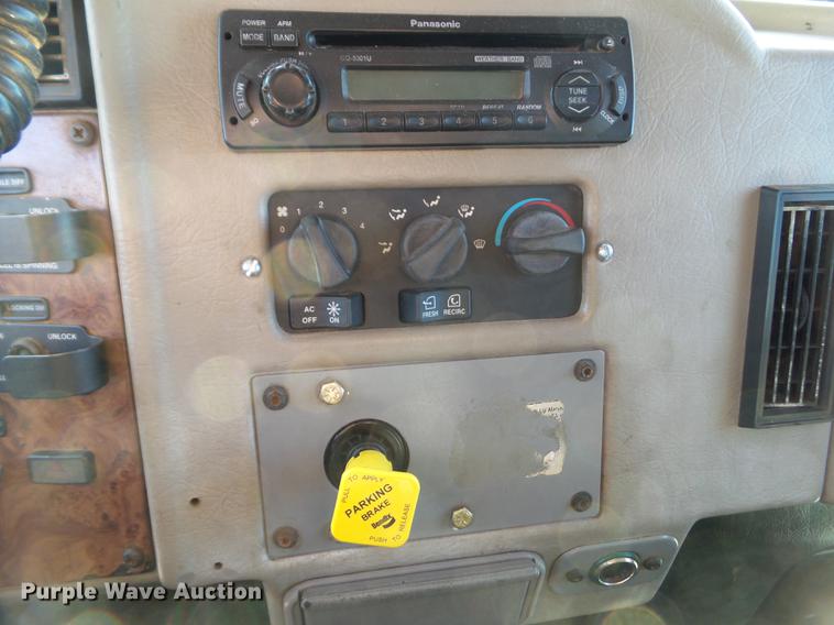 image for item L5727 2007 Peterbilt 335 dump truck